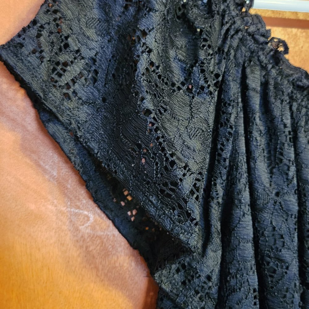 No Boundaries black lace top - Picture 4 of 12